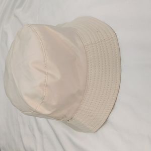 Women's reversible black to beige bucket hat